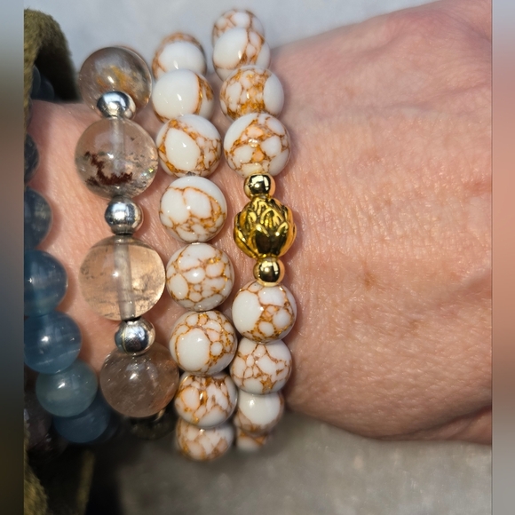 10mm Gold And White Howlite Bracet - Picture 12 of 12